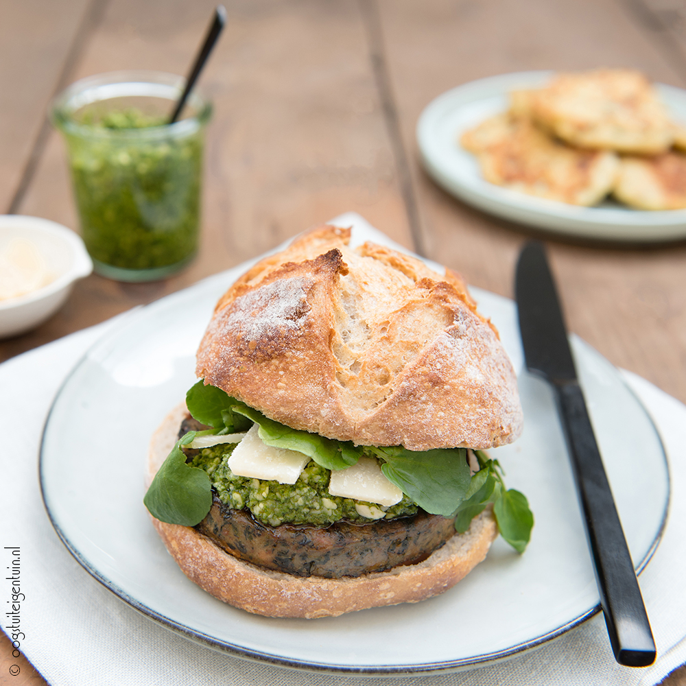 boerenkoolburger met waterkerspesto